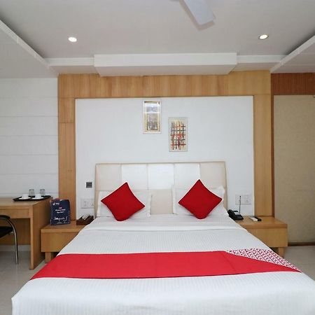 Oyo 5843 Hotel Yash Inn Mirzāpur Kültér fotó