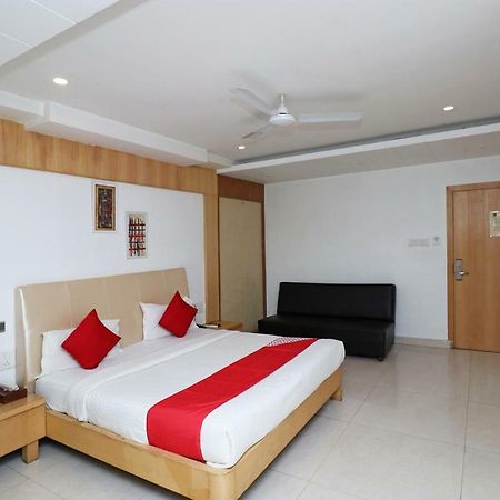 Oyo 5843 Hotel Yash Inn Mirzāpur Kültér fotó