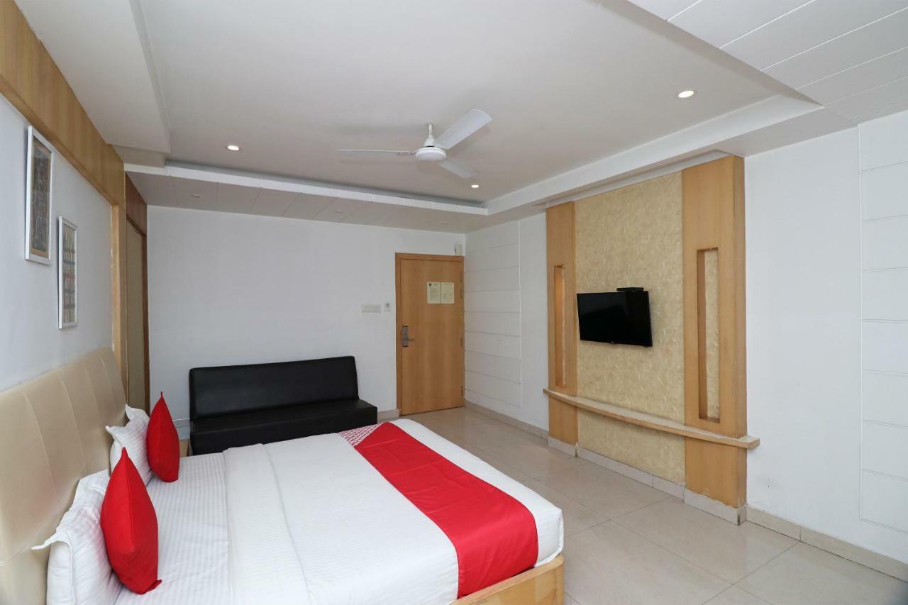 Oyo 5843 Hotel Yash Inn Mirzāpur Kültér fotó