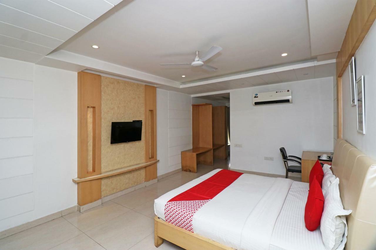 Oyo 5843 Hotel Yash Inn Mirzāpur Kültér fotó